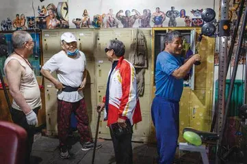 车棚里的健身大爷9