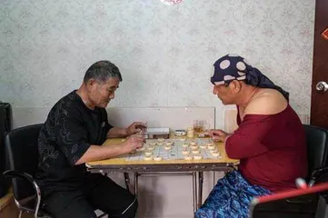 车棚里的健身大爷16