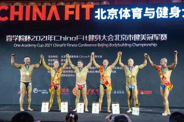 车棚里的健身大爷17