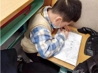 孤独孩子和他的袋鼠妈妈1