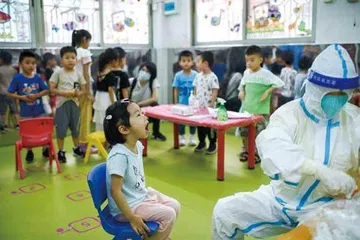 暴雨伴疫情突袭广州大规模核酸检测秩序井然5
