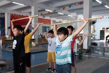 练举重的孩子