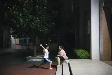 练举重的孩子14
