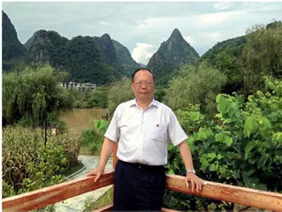 高扬构建人类命运共同体伟大旗帜，在百年巨变中实现高质量发展和高水平安全良性互动