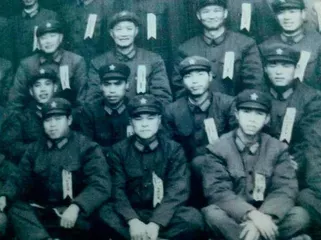 踏着雷锋脚步走