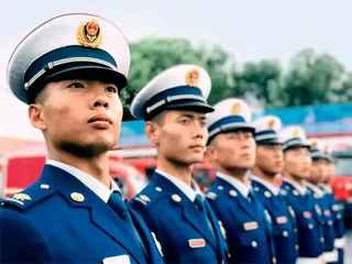 从“橄榄绿”到“火焰蓝”