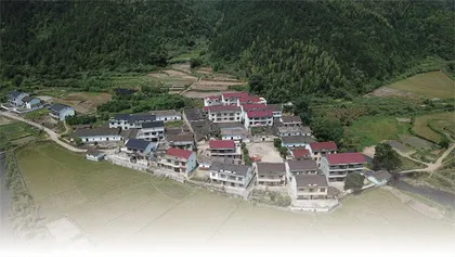 走进“红色名村”