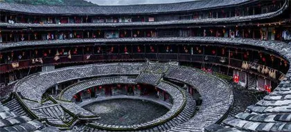 福建土楼:山作绿屏听雨眠1