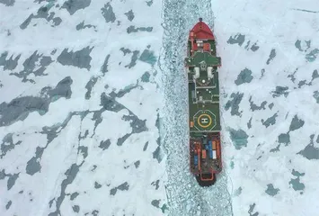 雪龙2 号十成冰拖曳作业