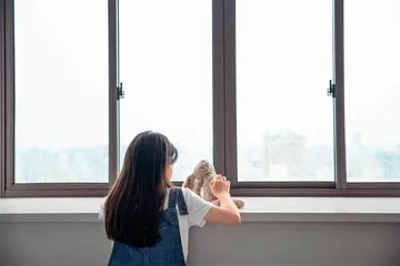 思虑再三,她终于拨打了报警电话1