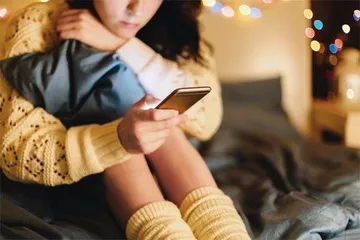8岁女孩手机里的秘密