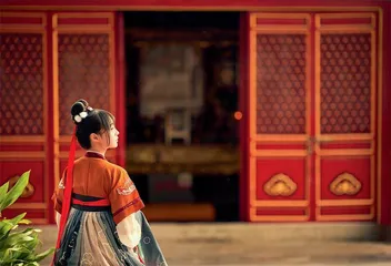 出圈的汉服:上襦下裙,“深衣”袍服1