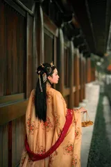 出圈的汉服:上襦下裙,“深衣”袍服2