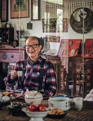 白老在茶烟里玩花生壳1