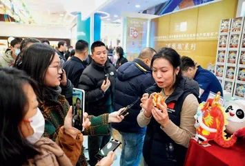 “冰墩墩”解锁新皮肤——龙“战袍” “龙墩墩”秀到你了吗?3