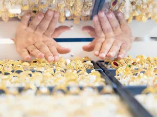 在金店，神秘买金人一天就花掉了上百万元