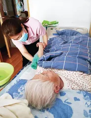 助浴师:为老人带去干净体面生活1