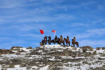 边防民警策马巡边 喜迎中国人民警察节1