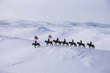 边防民警策马巡边 喜迎中国人民警察节2