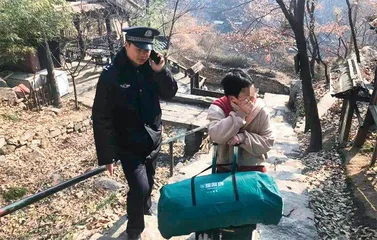 背着挂面巡山的社区民警