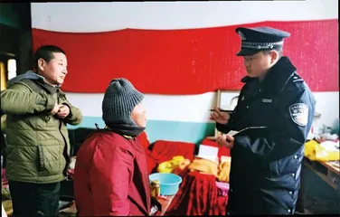 背着挂面巡山的社区民警1