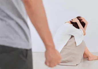 她把多次家暴的丈夫告上法庭