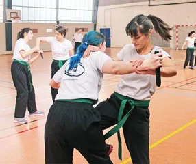 为了“自保”,她们学起了防身术2