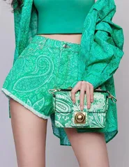 观摩杨幂棚拍传达新Mó登姿态5