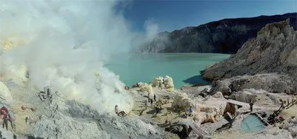 盛产硫黄的伊真火山