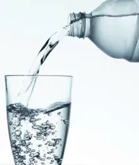 为什么瓶子里的水不能一下子倒出来