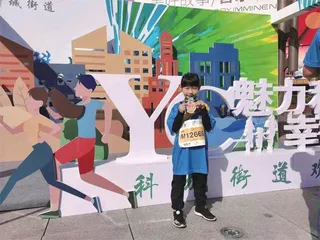 她像风一般奔跑