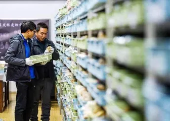 他们与古老石器“对话”1
