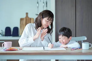 夸孩子时做到“三要三不要”