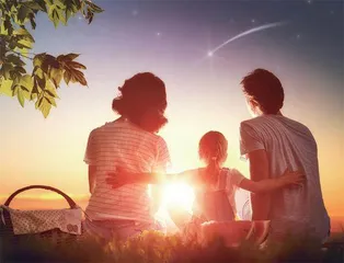 和孩子一起仰望星空