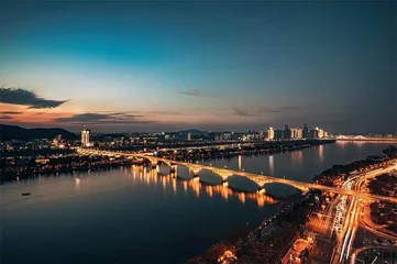  热爱城市行走的她，太City了