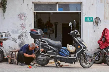 上海杜行老街里，83岁的修车师傅