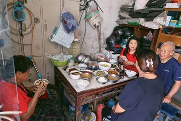 上海杜行老街里,83岁的修车师傅1
