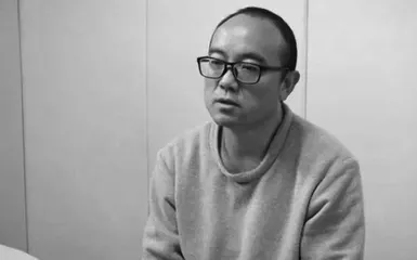 收100万元“水果”藏床下，落马官员靳东忏悔