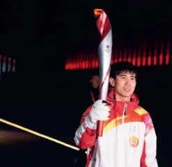 史晓刚: 一副AR眼镜 两个美妙世界1