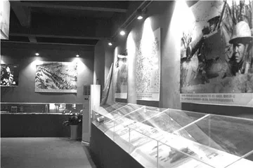 一张1945年的贺卡,白底红字写着:今年就是胜利年1