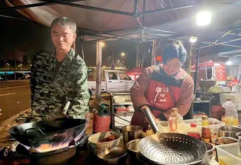 捡回残疾老人当爹养