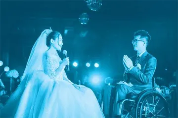 最美“轮椅夫妻”：坐着，也要翩然起舞