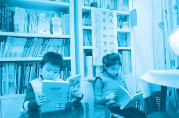 小姐弟连线36国同龄网友， 有远见的父亲是幕后策划师