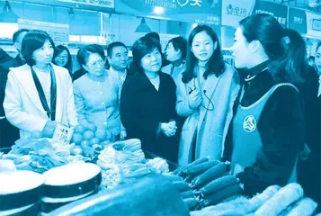 不进职场进菜市场,90后硕士在人间烟火中注入温情2