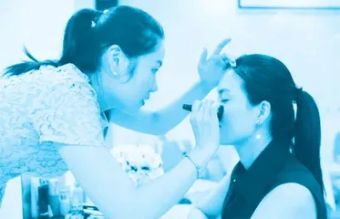 “中国首位盲人化妆师”肖佳:挑战命运,青春灿烂如花1