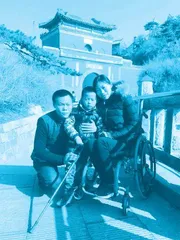 为爱筑起希望之城,不离不弃背妻子四登泰山6