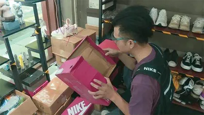 鞋盒修复师，三年修了5000只鞋盒