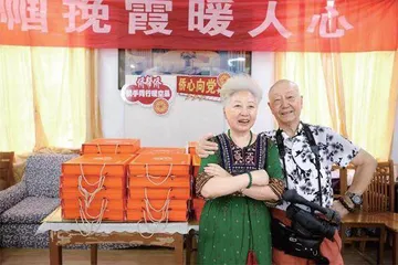 巾帼挽霞,小老人帮助老老人1