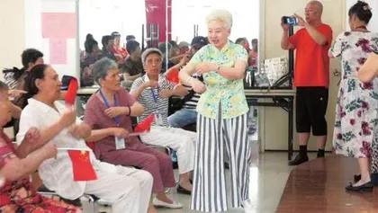 巾帼挽霞,小老人帮助老老人2