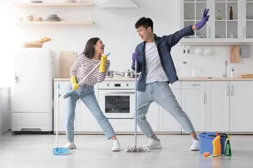 与“妈宝男”一起做家务